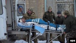 Ілюстративне фото: шпиталізація пораненого в Авдіївці, січень 2017 року