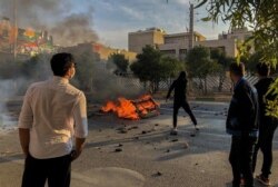اعتراضات بزرگ ۹۶ و ۹۸ از جنس اعتراض مردمی است که از وضعیت موجود به تنگ آمده و بدون آنکه سازماندهی خاص و رهبر مشخص داشته باشند علیه کل حکومت در حال اعتراض و کنش خیابانی گسترده هستند.