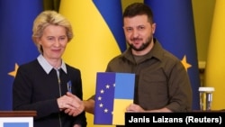 Президент України Володимир Зеленський і президент Єврокомісії Урсула фон дер Ляєн під час спільної пресконференції. Київ, 8 квітня 2022 року 