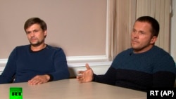 Bellingcat має розповісти, хто такий «Петров» (на фото праворуч), наступного тижня