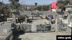 د تورخم پر وره هره ورځ سلګونه ګاډي او زرګونه خلک تګ راتګ کوي