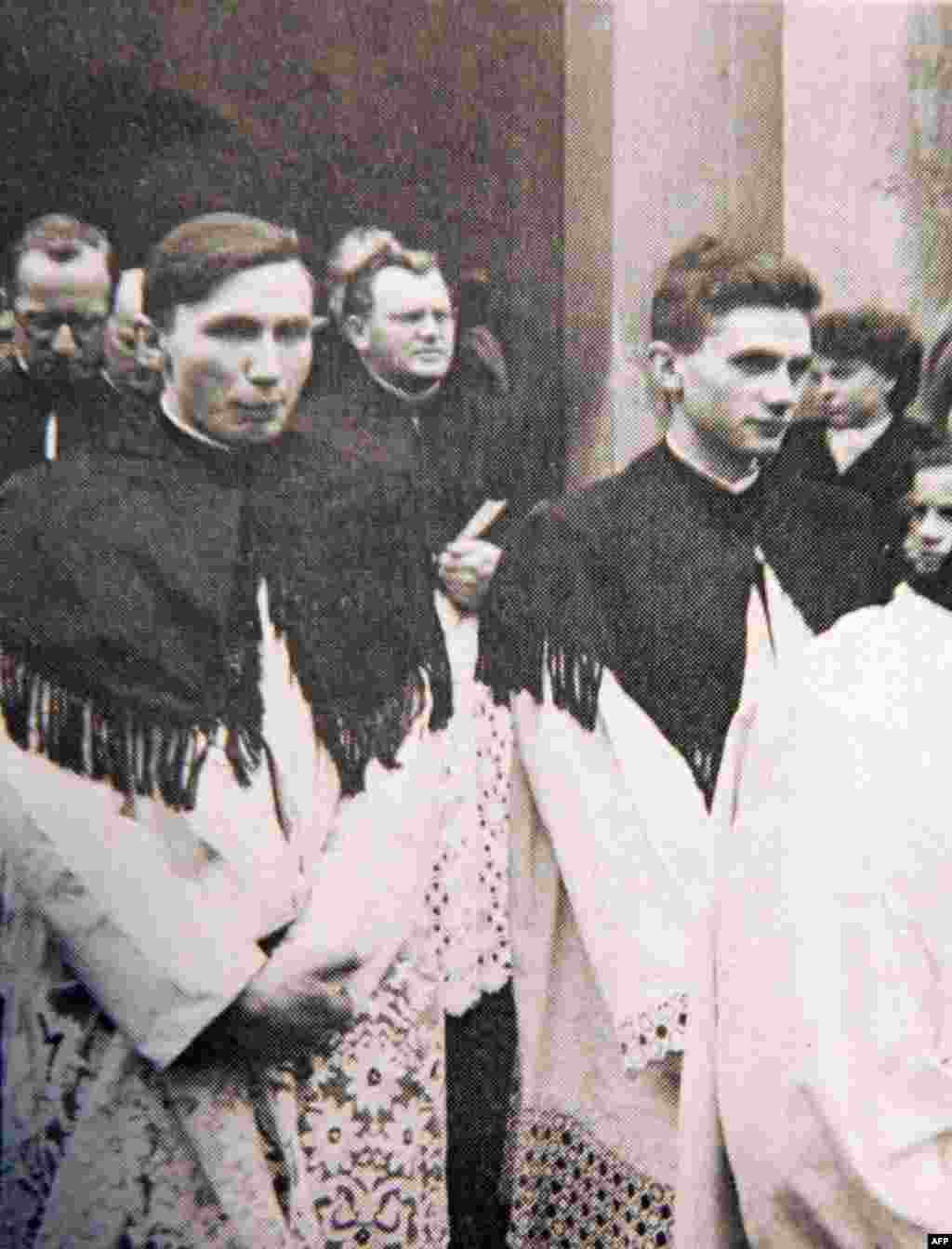 Josef Ratzinger (desno) sa bratom Georgom, Njemačka, 1951.