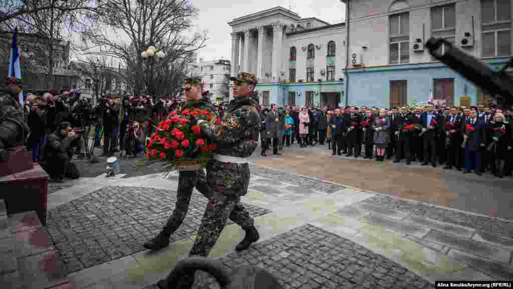 Возложение цветов к памятнику «Народному ополчению всех времен»