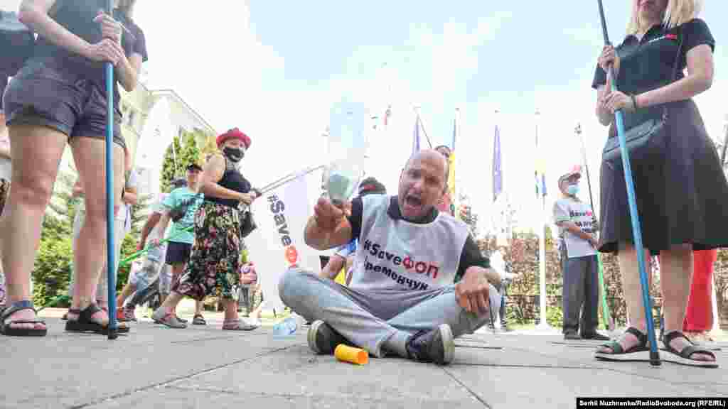 Зрештою пізніше поліція пропустила активістів на площу перед Офісом президента. 