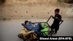 په پېښور کې ماشومان د کار موندلو هڅه کوي‎ - پخوانی انځور