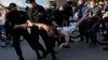 Митингдин катышуучусун полиция кармап кетүүдө. Минск, 22-июнь, 2020-жыл.