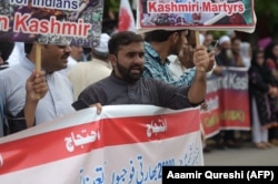 د اګست پر پېنځمه اسلام اباد کې لسګونه خلکو د بهرنیو سفارتونو سیمې ته مخې ته احتجاج وکړ