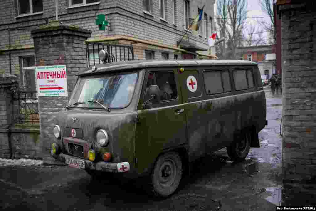 Военный автомобиль скорой помощи выезжает из ворот госпиталя в Артемовске, недалеко от Дебальцева. 