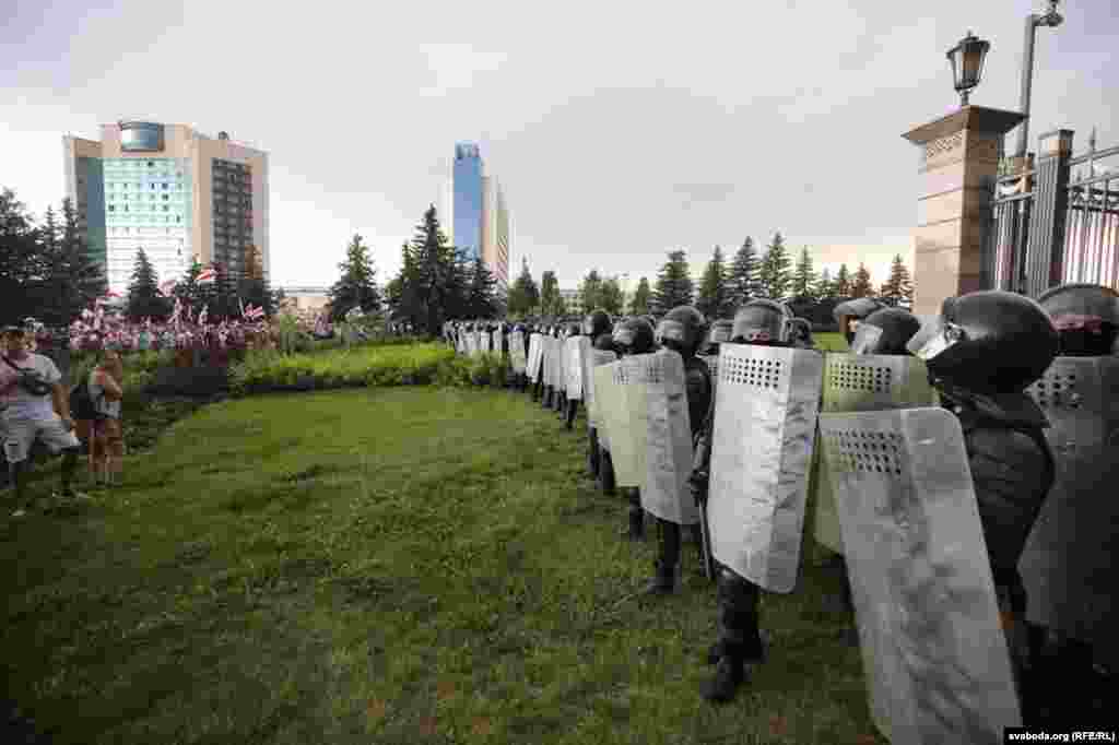 30 жніўня. «Марш міру і незалежнасьці» ў Менcку. Палац Незалежнасьці ў акружэньні сілавікоў