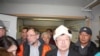 Премьер Жанторо Сатыбалдиев во время посещения месторождения Кумтор, 1 октября 2012 года.