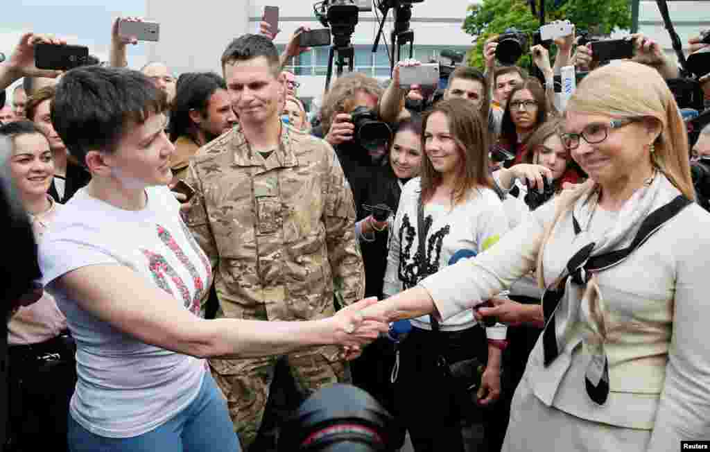 Надежда Савченко и лидер партии «Батькивщина» Юлия Тимошенко в аэропорту Борисполь в Киеве