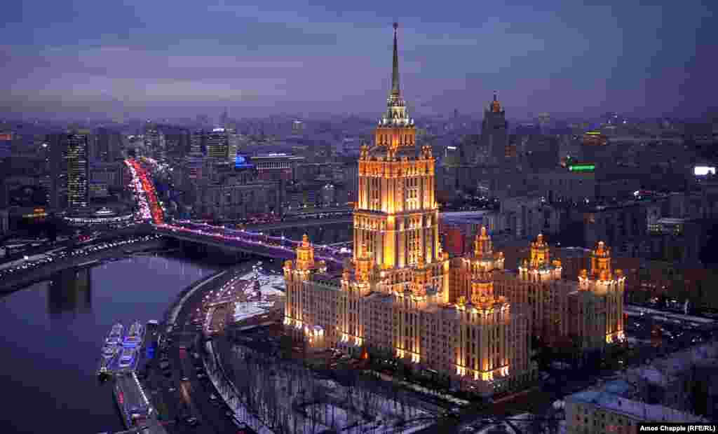 Хрущев, по сообщениям, хотел отметить 300-летие включения Украины в состав Российской империи. В 1954 году он принял решение «подарить» Крымский полуостров Украинской Советской Социалистической Республике.