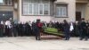 Заупокойная молитва прошла во дворе дома, где проживает мать Мадины Мамаджоновой 