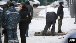Istražitelji i policijski stručnjaci rade pored tijela na mjestu eksplozije u Moskvi u kojoj su 17. decembra ubijeni komandant ruskih snaga za hemijsku, biologiju i radijaciju i njegov pomoćnik.