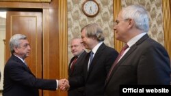 Նախագահ Սերժ Սարգսյանը ողջունում է Մինսկի խմբի համանախագահներին, 20-ը հուլիսի, 2015թ. 