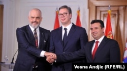 Зліва направо: премʼєр-міністр Албанії Еді Рама, президент Сербії Александар Вучич, премʼєр-міністр Північної Македонї Зоран Заєв