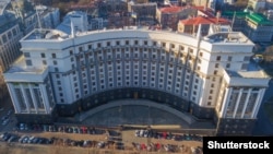 Сьогодні ж Кабінет міністрів звільнив з посади голови Держгеокадастру Романа Лещенка через його призначення міністром аграрної політики