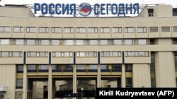 Телекомпанія RT, формально «незалежна», працює в будівлі російського державного агентства «Россия сегодня» в Москві