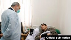 Armenia -- Armenian Prime Minister Nikol Pashinian talks to a wounded soldier at a military hospital in Yerevan, January 28, 2021.