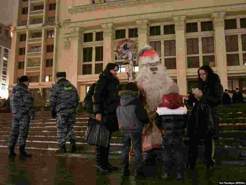 Дед Мороз поздравлял детей с Новым годом, милиция ждала начала несанкционированной акции