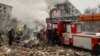 Рятувальники працюють на місці ракетного удару по Полтаві, 1 лютого 2025 року. Фото ілюстративне