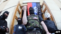 Пророссийские активисты возле региональной телевизионной станции, Донецк, 27 апреля 2014 года