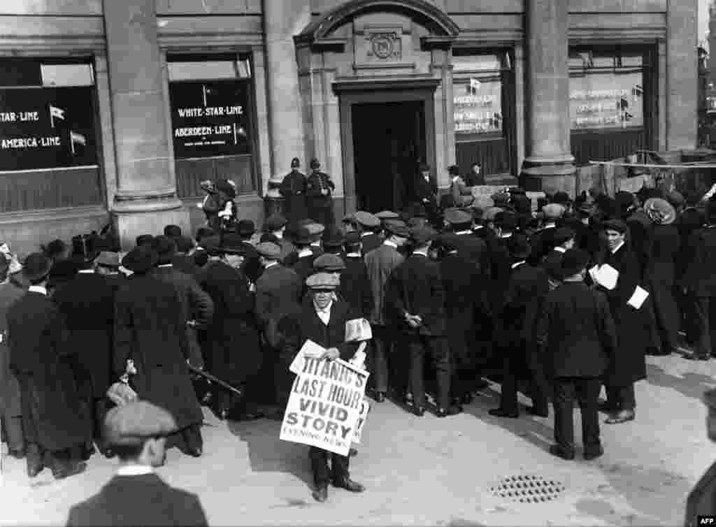 Londonda Titanikə sahibi olan White Star Line şirkətinin qarşısında xəbər gözləyənlər. 