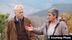 Otpravnik poslova Ambasade SAD-a u BiH Nicholas Hill i Slobodanka Macanović ispred jame na Trebeviću, ustupljena fotografija