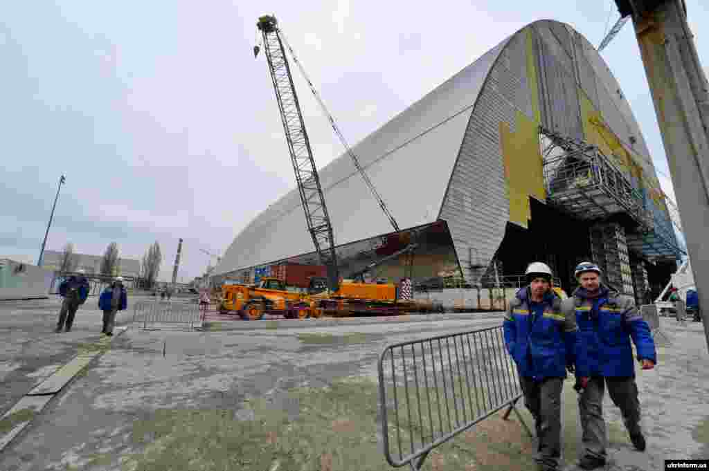 Робітники у зоні монтажу нового безпечного конфайнмента біля об'єкту «Укриття» четвертого енергоблоку Чорнобильської АЕС, Київська область, 7 квітня 2016 року