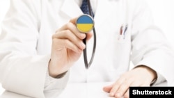 Лікар тримає стетоскоп із українською символікою 