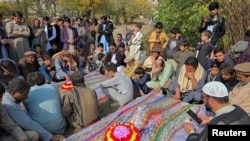 د نومبر په ۲۲مه په شلوزان کې خلک ماتم کوي.