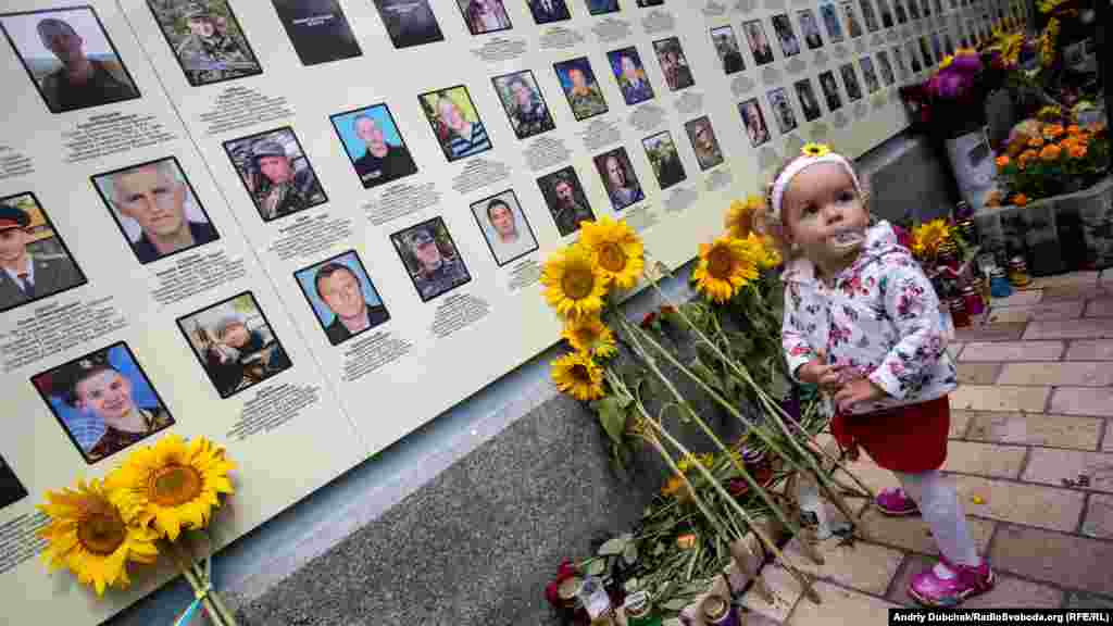День пам’яті загиблих за свободу України на Михайлівській площі у Києві. На фото – Ліза, сестра загиблого Георгія Тороповського з 40-го батальойону територіальної оборони «Кривбас». Мати Георгія Тетяна після загибелі єдиного 18-річного сина наважилася на пізніх дітей і народила ще двох – хлопчика і дівчинку. Київ, 29 серпня 2018 року ПЕРЕГЛЯНЬТЕ ФОТОГАЛЕРЕЮ