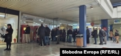 Колона граѓани пред пунктот за наплата на ЕВН во ГТЦ