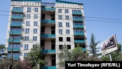 Конфликт коммунальщиков и владельцев квартир уже давно перешел в разряд вечных тем