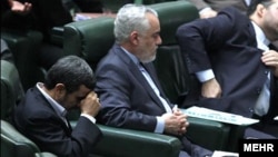 نفر وسط: محمدرضا رحیمی، معاون اول رئیس جمهوری پیشین ایران