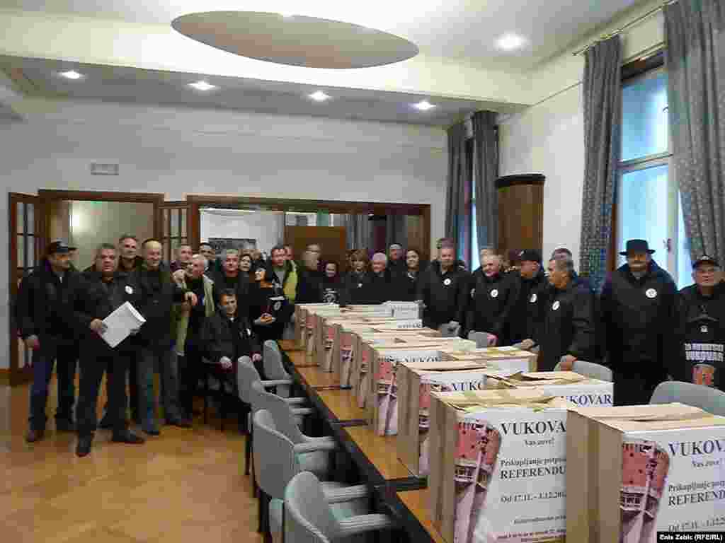 Hrvatska - Prikupljeni potpisi kojima se traži referendum o upotrebi ćiričnog pisma, Zagreb, 16. decembar 2013.