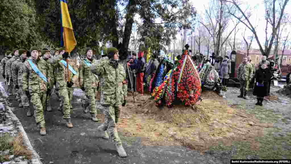 27 грудня в Києві поховали бійця 54-ї бригади, киянина Сергія Рубанчикова (Позивний «Ведьмак»), який загинув на Світлодарській дузі 24 грудня 2016 р. від ворожої міни. Йому було 36 років. На війні з перших днів. На фронт пішов добровольцем, разом зі своїм братом Володимиром, котрий зараз боронить Україну у лавах ЗСУ. Сергій служив у 131-му ОРБ, згодом у 54-й ОМБр. За кілька днів до загибелі отримав контузію на Світлодарській дузі і потрапив у шпиталь, але не зміг влежати на лікарняному ліжку і знову повернувся на передову до побратимів. Фото: Київ, 27 грудня 2016 року