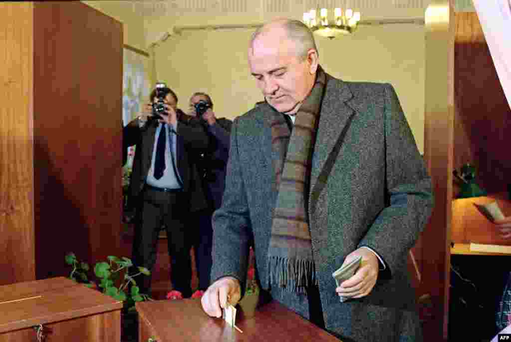 Горбачёв ҳангоми раъйдиҳӣ дар ҳамапурсӣ. 17-уми марти соли 1991, Маскав 