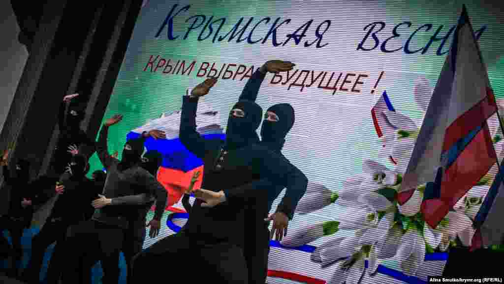 Часть выступления: артисты демонстрируют «фашистов в Крыму» во время событий 2014 года