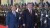 Президент Казахстана Нурсултан Назарбаев (слева) и президент Украины Петр Порошенко в резиденции Акорда. Астана, 9 октября 2015 года.