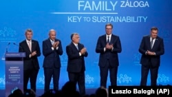 Liderlər Budapeşt sammitinin səhnəsində 