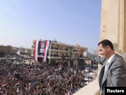 Predsjednik Sirije Bašhar al-Asad maše okupljenim građanima, 06. novembar 2011.