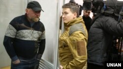 Народний депутат Надія Савченко (праворуч) спілкується з Володимиром Рубаном, керівником організації «Офіцерський корпус», під час судове засідання з обрання йому запобіжного заходу. Київ, 9 березня 2018 року. Згодом Савченко теж заарештували