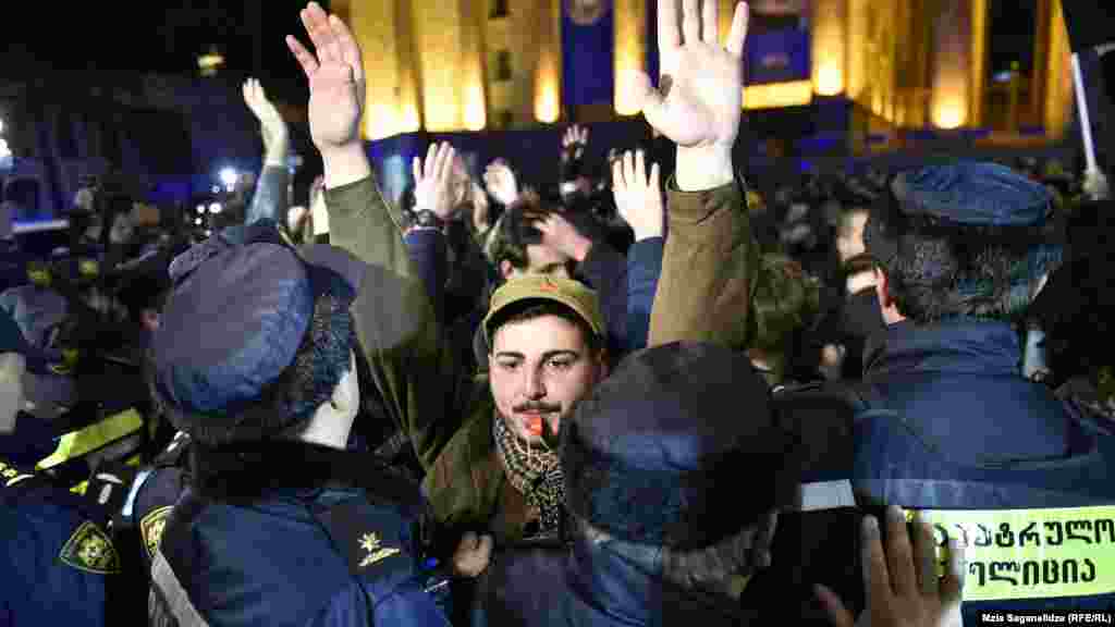 Студенти на демонстрації в Тбілісі вимагають поліпшення трудового кодексу, Грузія, 14 лютого. Демонстрація відбулася наступного дня після того, як на будівельному майданчику загинув молодий працівник. Протестуючі продемонстрували свою солідарність з працівниками, які були поранені або вбиті на роботі. (Мзія Саганелідзе, Радіо Свобода/Радіо Вільна Європа) 