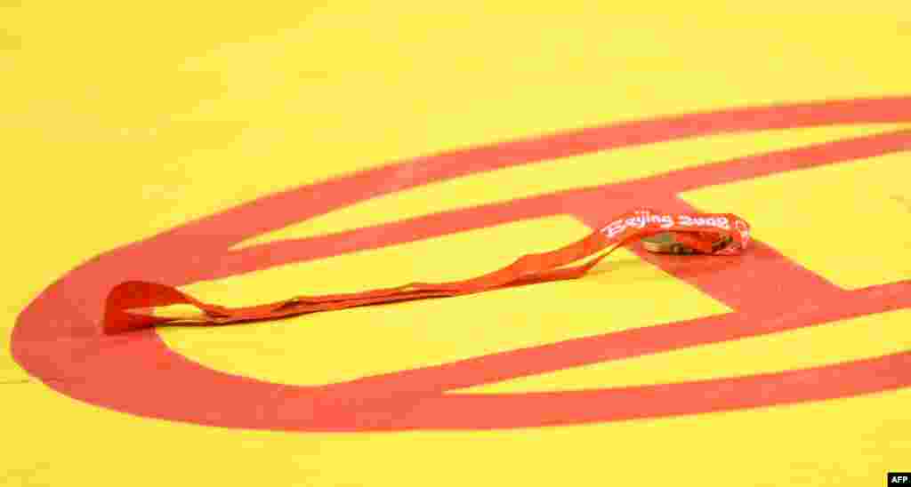 Švedski hrvač armenskog porijekla Ara Abrahamian je na pod bacio bronzanu medalju nakon što mu je okačena oko vrata zbog gubitka u polufinalu. Ovaj potez donio mu je direktnu diskvalifikaciju. Peking, 2008.