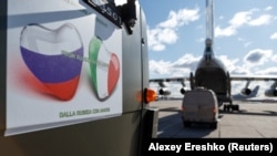 Російські військові завантажують обладнання й засоби дезінфекції у вантажні літаки для відправлення в Італію, 22 березня 2020 року