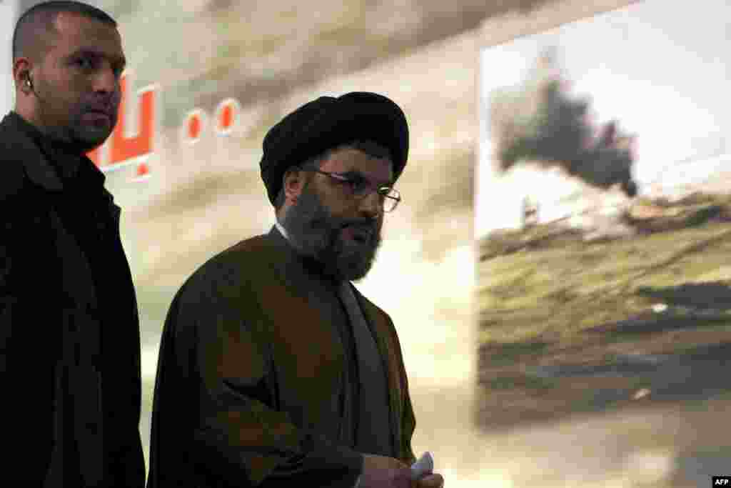 در یک مراسم عزاداری برای کشتگان حزب‌الله، بیروت، ۱۳۸۴