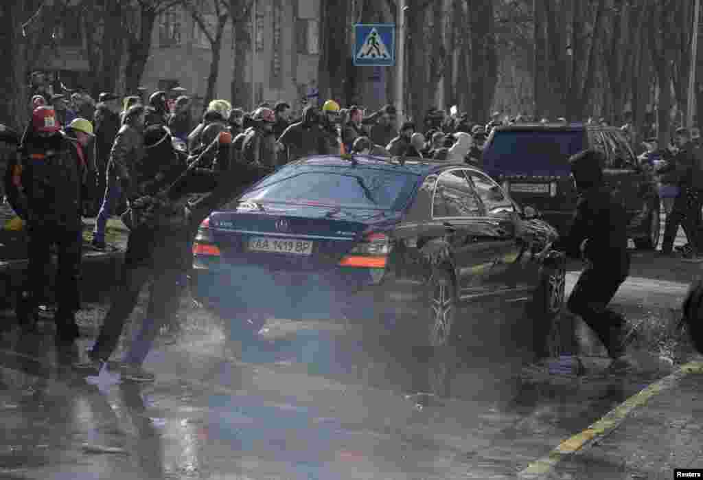 За повідомленнями з соцмереж, в цій машині, що від'їжджає Ради, - депутат