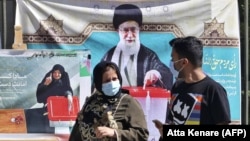 بنری در خیابان انقلاب تهران که برای تشویق مردم به شرکت در انتخابات نصب شده است