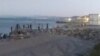 Migranti, koji su doplivali iz Maroka u Španiju, prelaze ogradu na plaži u El Tarajalu, u Ceuti, Španija, 17. maja 2021. godine